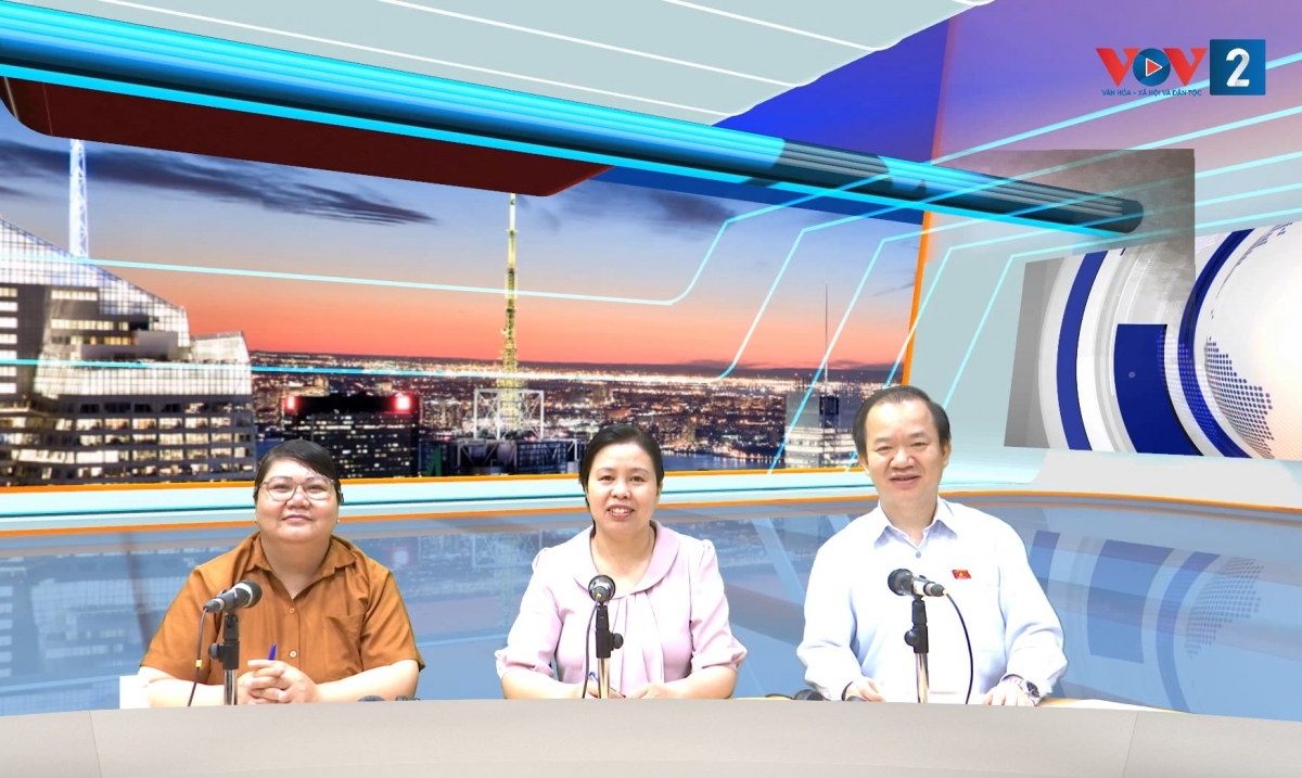 Đại biểu Quốc hội khóa XV, PGS.TS Bùi Hoài Sơn- Ủy viên chuyên trách, Ủy ban Văn hóa và Xã hội của Quốc hội tại phòng thu trực tiếp VOV2