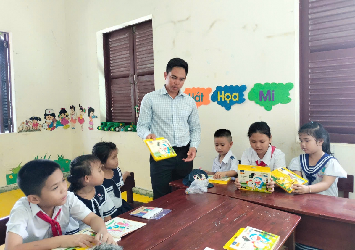Hình ảnh thầy Cao Văn Truyền cùng học trò của mình tại Trường tiểu học thị trấn Trường Sa, huyện Trường Sa, tỉnh Khánh Hòa (Ảnh: P/V)