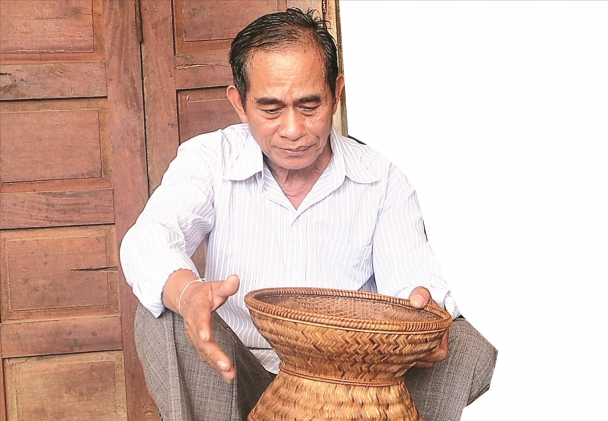 Già Đinh Văn Xếp là người có uy tín ở Mai Long, tích cực tham gia gìn giữ nghề đan lát truyền thống của đồng bào Hrê.