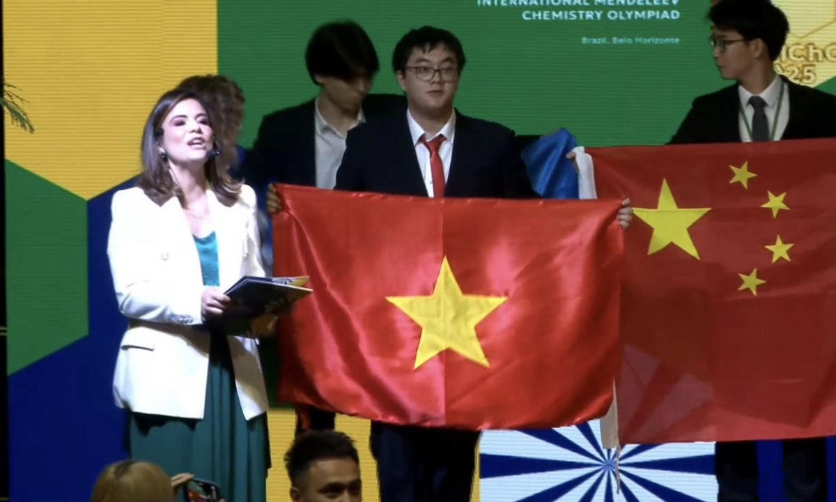 Nguyễn Ngô Đức (Trường THPT Chuyên Phan Bội Châu) trên sân khấu nhận huy chương (Ảnh chụp từ clip).