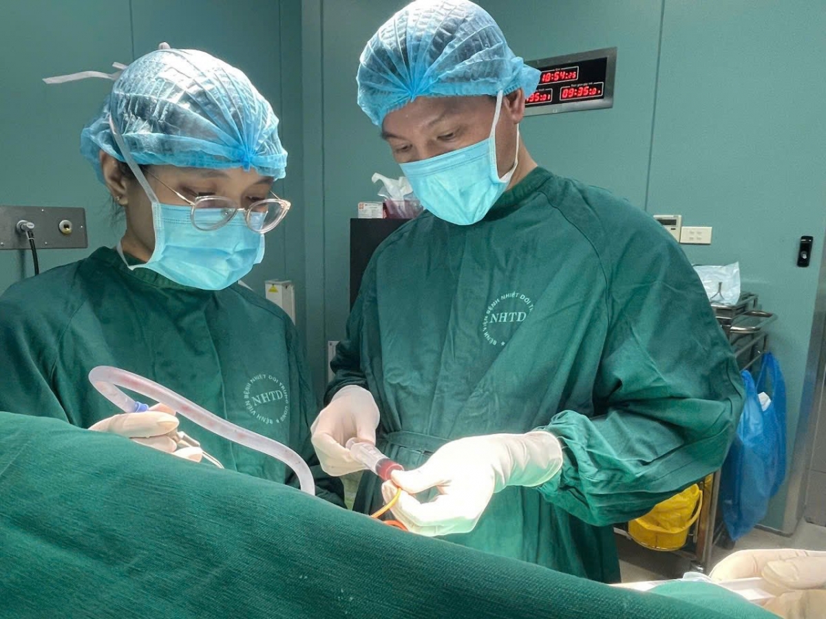 Các bác sĩ tiến hành phẫu thuật não cho bệnh nhân N.X.C. Ảnh: BV cung cấp