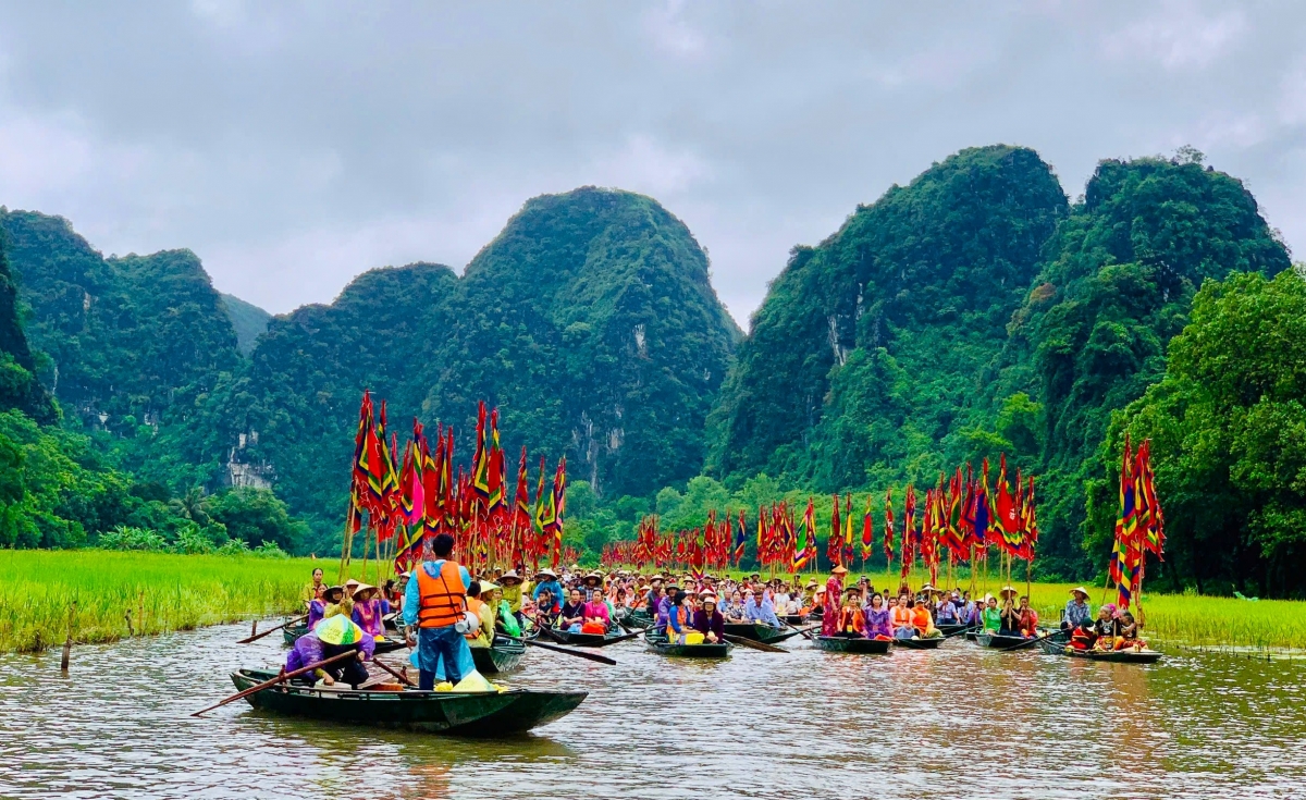 Rất đông du khách tham dự lễ khai mạc Tuần Du lịch Ninh Bình 2025. Ảnh: BTC