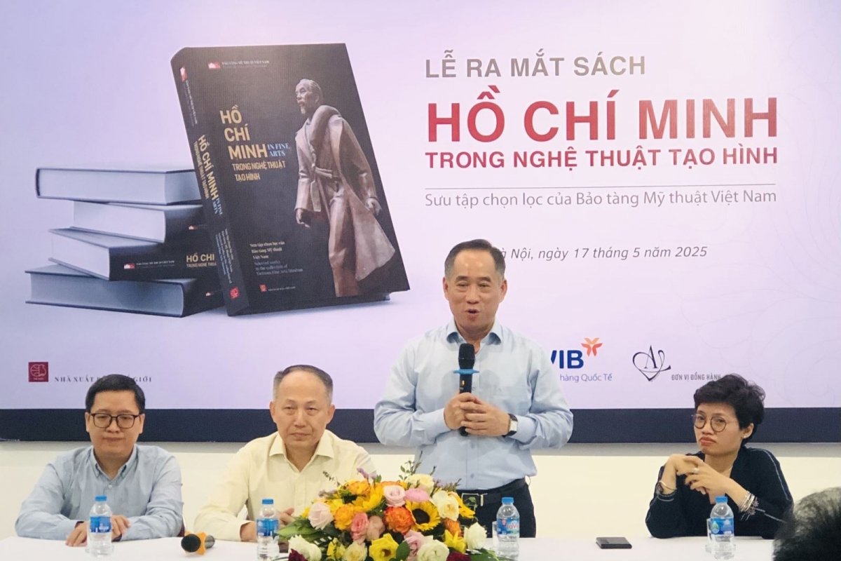 TS Nguyễn Anh Minh (đứng) - Giám đốc Bảo tàng Mỹ thuật Việt Nam tại Lễ ra mắt sách