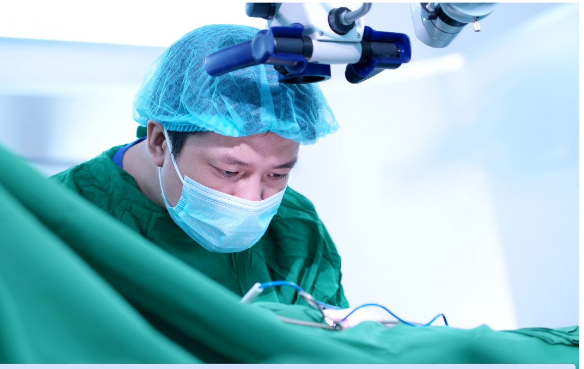 Bác sĩ ở Trung tâm Y học Giới tính Hà Nội (Bệnh viện Nam học và Hiếm muộn Hà Nội) điều trị cho một trường hợp "tự sướng" sai cách dẫn đến gãy dương vật. Ảnh: Báo SKĐS