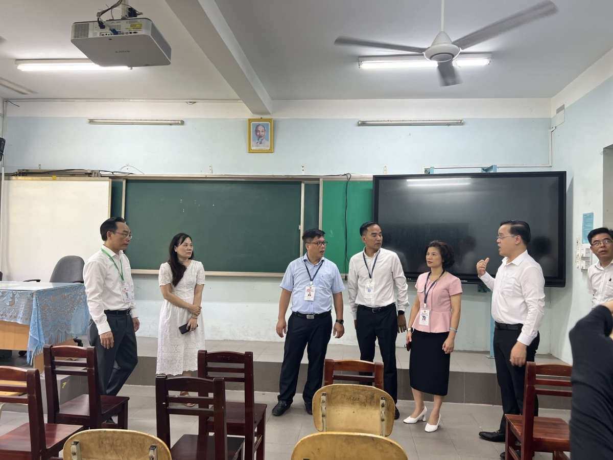 Thứ trưởng Bộ GD-ĐT Hoàng Minh Sơn và đoàn công tác của Bộ GD-ĐT kiểm tra công tác chuẩn bị cho Kỳ thi tốt nghiệp THPT năm 2024 tại Đà nẵng. (Ảnh Bộ GD-ĐT)