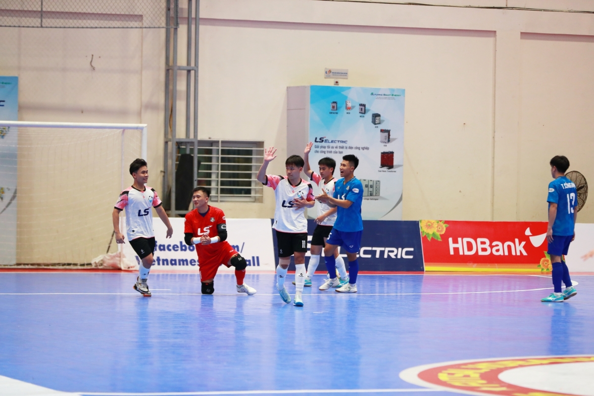 Hà Nội san bằng cách biệt trên chấm đá phạt trực tiếp