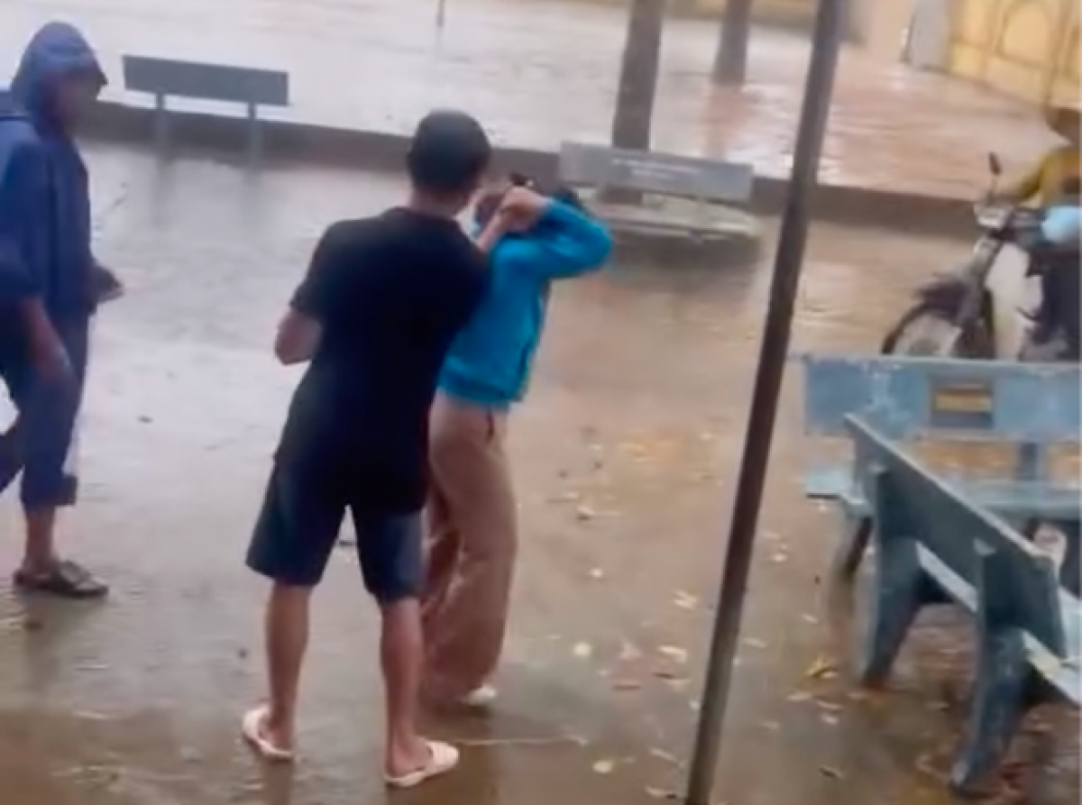 Phụ huynh học sinh có hành vi bạo lực với cô giáo (áo xanh) ngay tại khuôn viên trường học.
Ảnh chụp từ clip