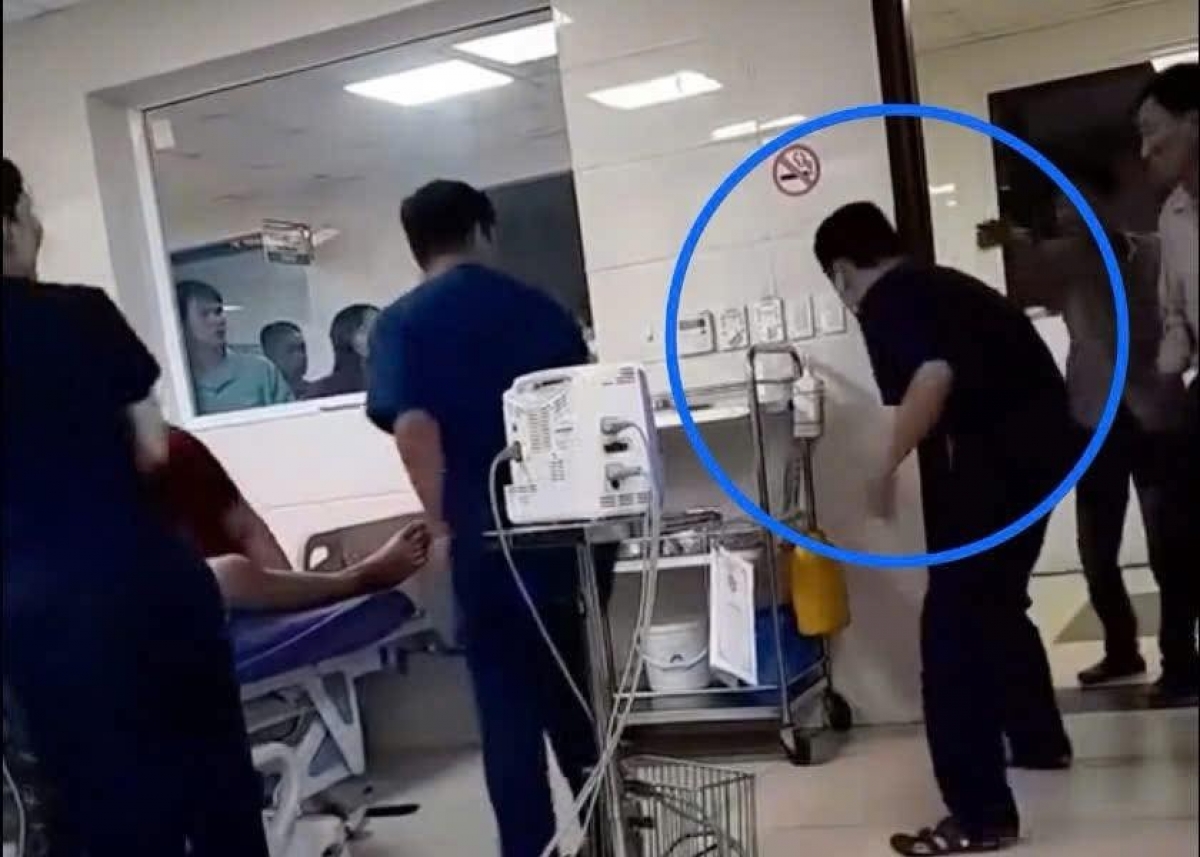 Nhân viên y tế bị người nhà bệnh nhân hành hung khi đang cấp cứu tại Trung tâm y tế huyện Thanh Ba, Phú Thọ. Ảnh chụp từ clip