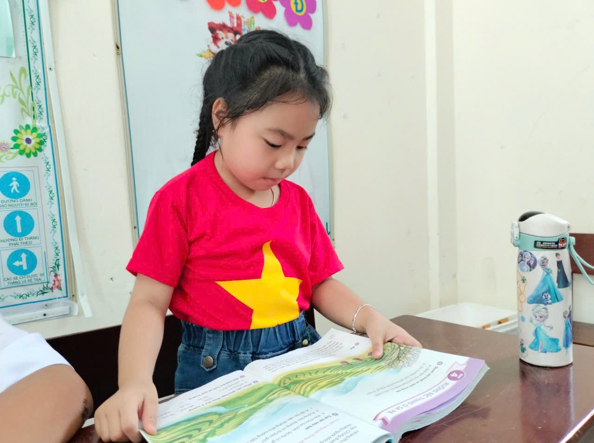 Những ngôi trường ở đầu sóng ngọn gió không chỉ là nơi truyền thụ kiến thức mà còn là nơi bồi dưỡng lòng yêu nước, ý thức giữ gìn chủ quyền biển đảo cho thế hệ trẻ. (Ảnh: P/V)