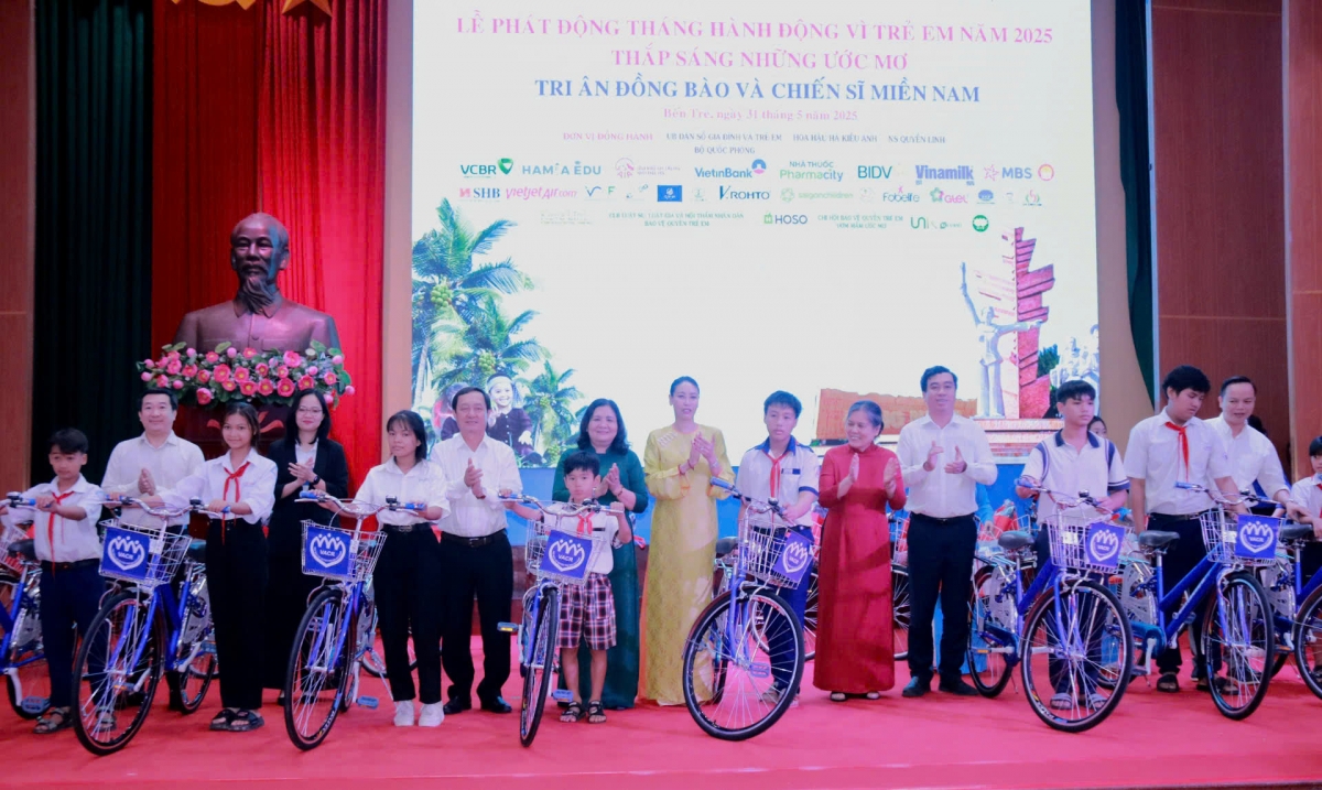 400 suất học bổng, quà tặng đã được trao cho học sinh có hoàn cảnh khó khăn, là con, cháu gia đình có công với cách mạng của tỉnh Bến Tre (Ảnh: BTC)