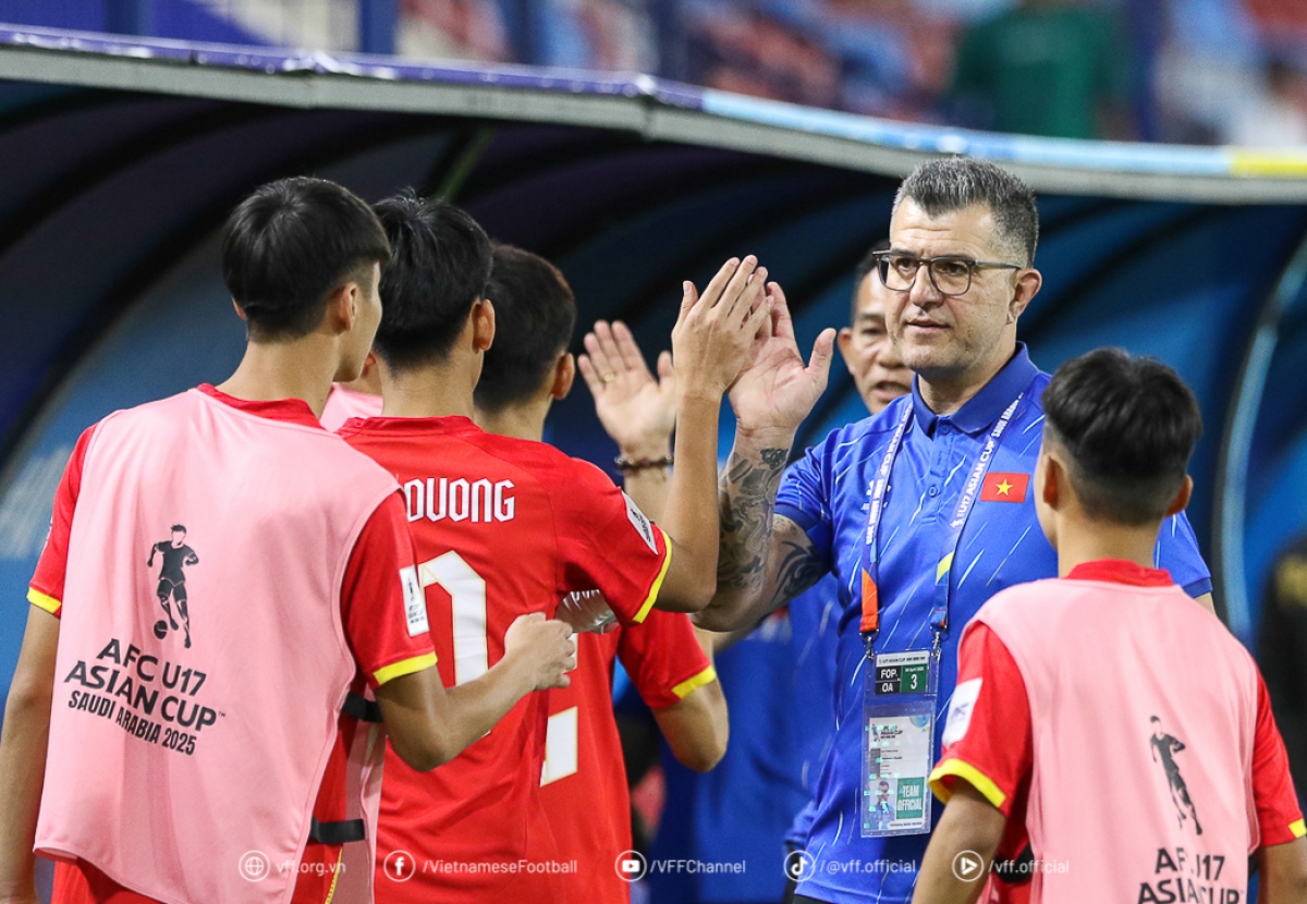 HLV Cristiano Roland và các học trò sẽ có màn “thử lửa” chất lượng tại Giải U16 quốc tế CFA Team China 2025 (Ảnh: VFF)