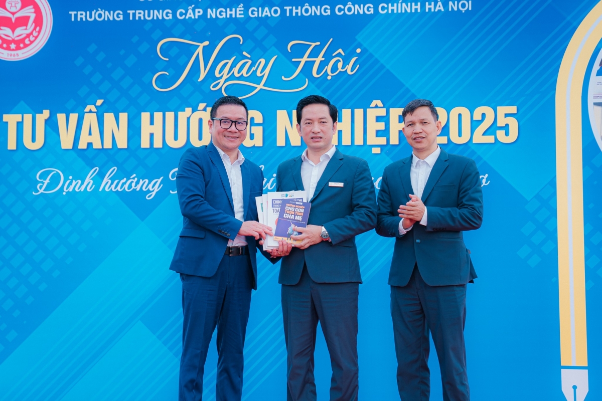 Thầy Trần Việt Hùng, Hiệu trưởng trường trung cấp nghề Giao thông công chính Hà Nội (Người đứng giữa) trong sự kiện tư vấn hướng nghiệp cho học sinh THCS năm 2025. Ảnh: NVCC