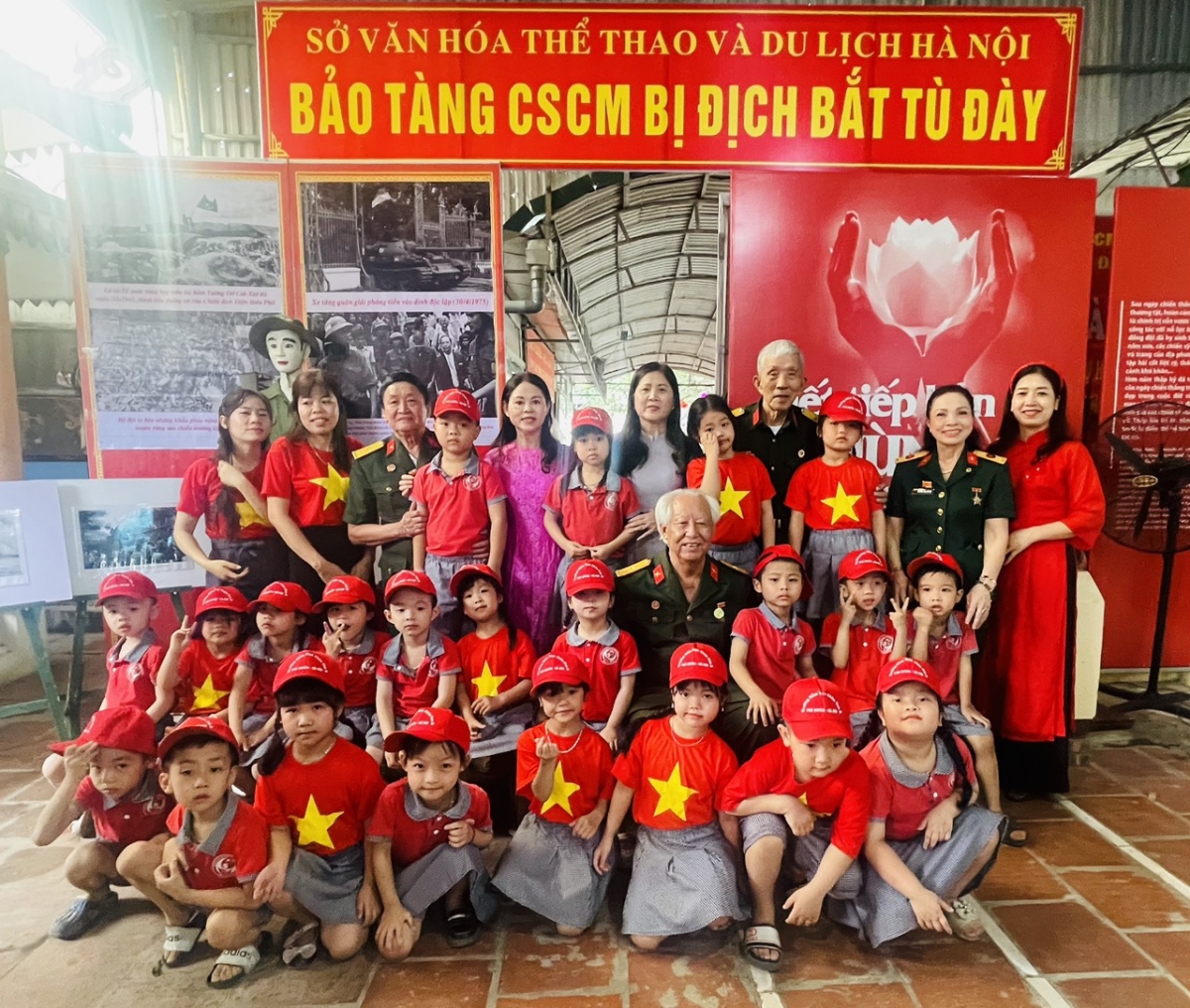 Nhiều học sinh hào hứng khi được nghe những buổi nói chuyện đầy ý nghĩa (Ảnh NVCC)