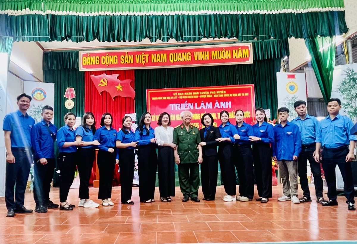 Ông Lâm Văn Bảng - Giám đốc Bảo tàng (giữa) trong một buổi nói chuyện truyền thống với thanh niên huyện Phú Xuyên (Ảnh NVCC)