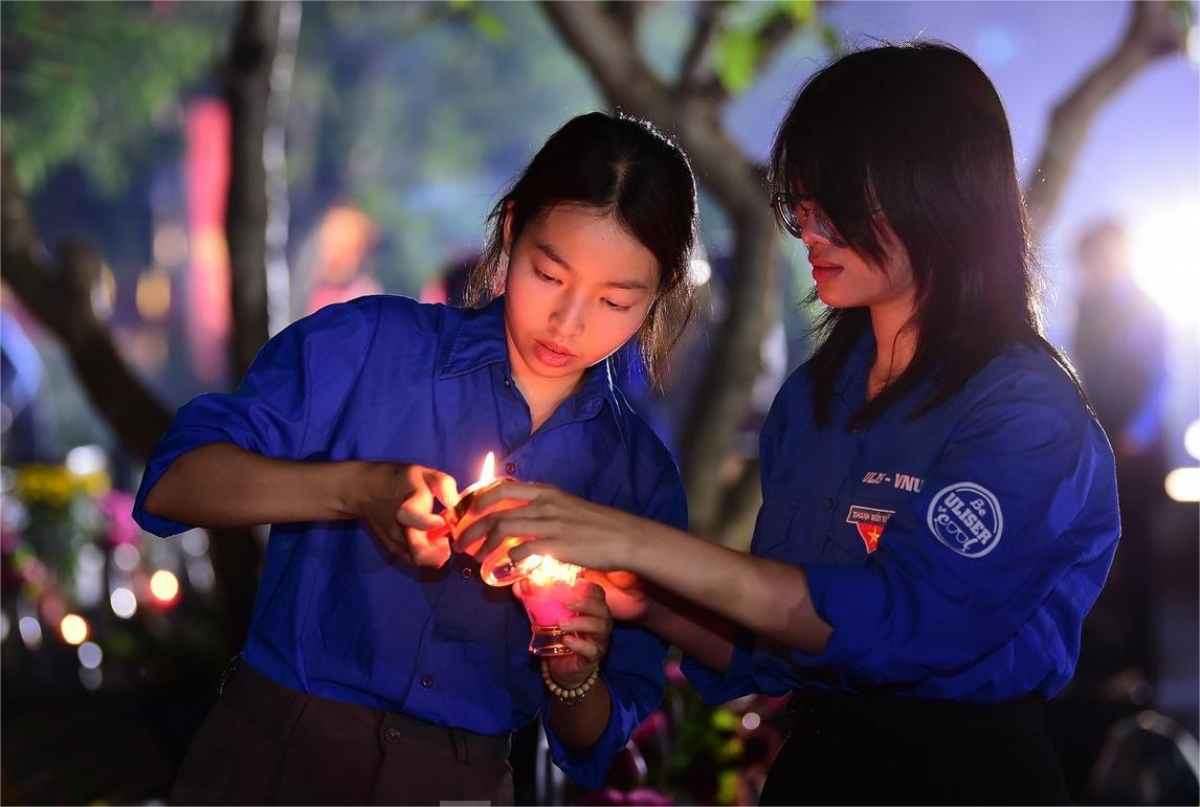 Thế hệ trẻ thắp nến tri ân các anh hùng liệt sĩ tại Nghĩa trang Mai Dịch (quận Cầu Giấy, Hà Nội) với sự tham gia của gần 700 đoàn viên, thanh niên, lực lượng vũ trang Thủ đô
(Ảnh: Xuân Tùng)