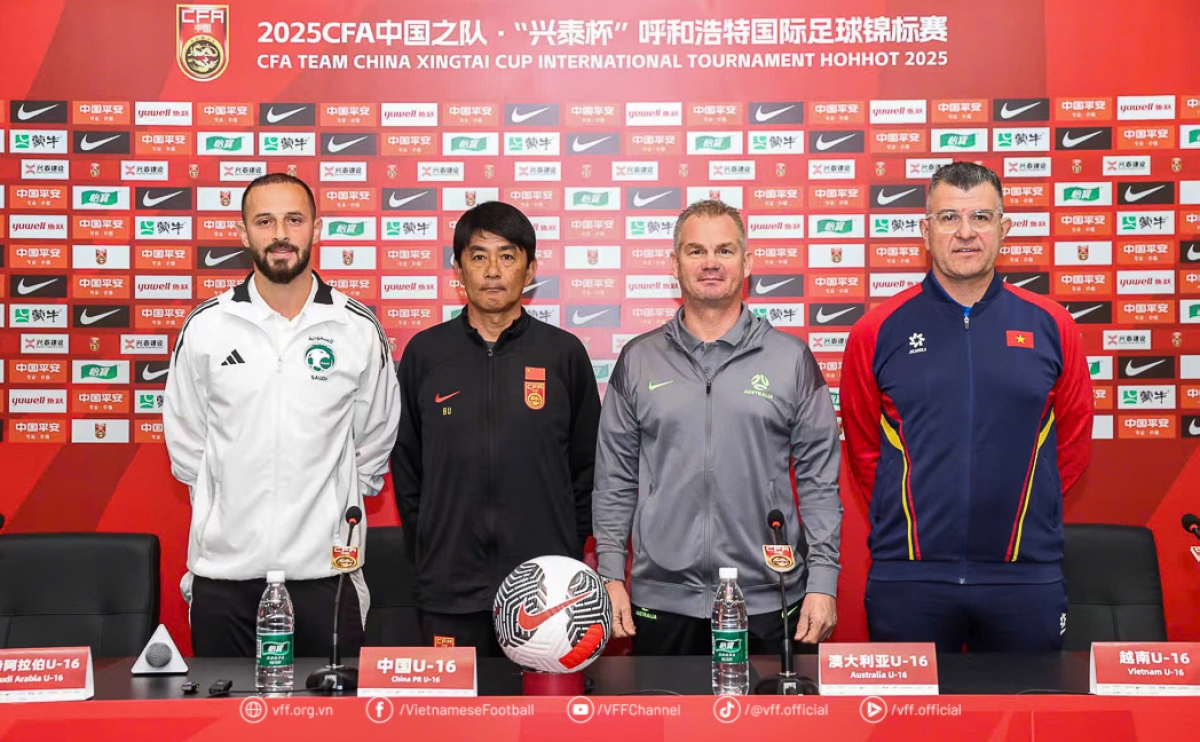 HLV Cristiano Rolang và HLV các đội U16 Australia, Trung Quốc và Ả-rập Xê-út (Ảnh: VFF)
