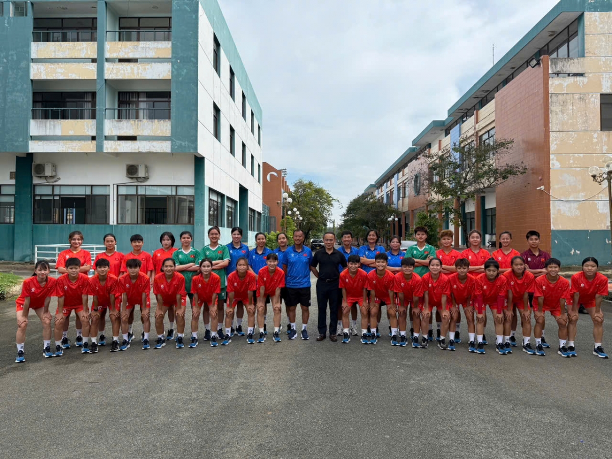 Tổng Thư ký VFF Nguyễn Văn Phú gặp mặt, động viên tinh thần đội tuyển U19 nữ Việt Nam (Ảnh: VFF)
