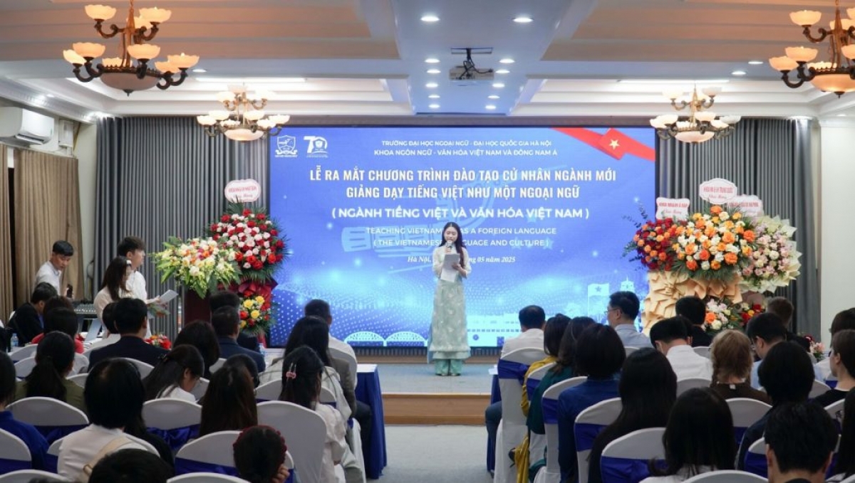 Buổi lễ thu hút đông đảo cán bộ, giáo viên và sinh viên ĐHNN, ĐHQGHN tham gia. Ảnh VNU