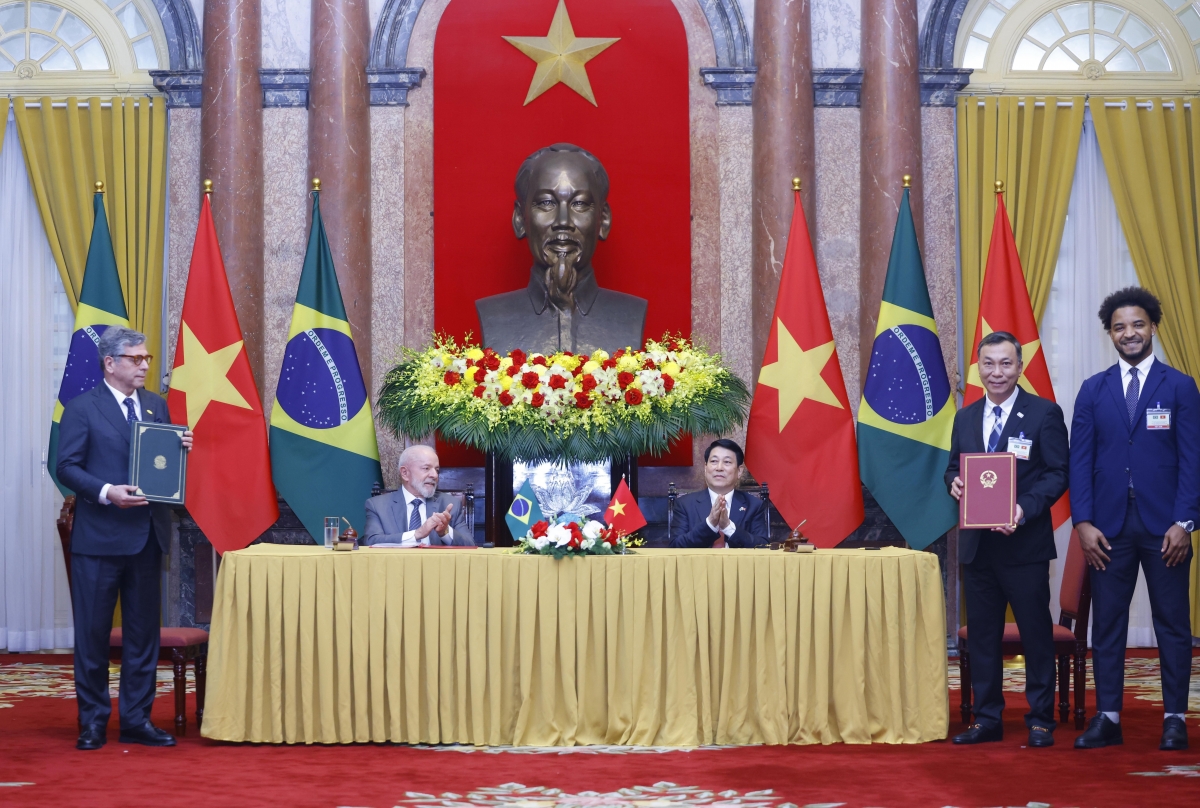 Chủ tịch nước Lương Cường và Tổng thống Luiz Inácio Lula da Silva chứng kiến lễ trao
văn kiện hợp tác giữa LĐBĐVN và LĐBĐ Brazil tháng 3/2025 (Ảnh: TTXVN)