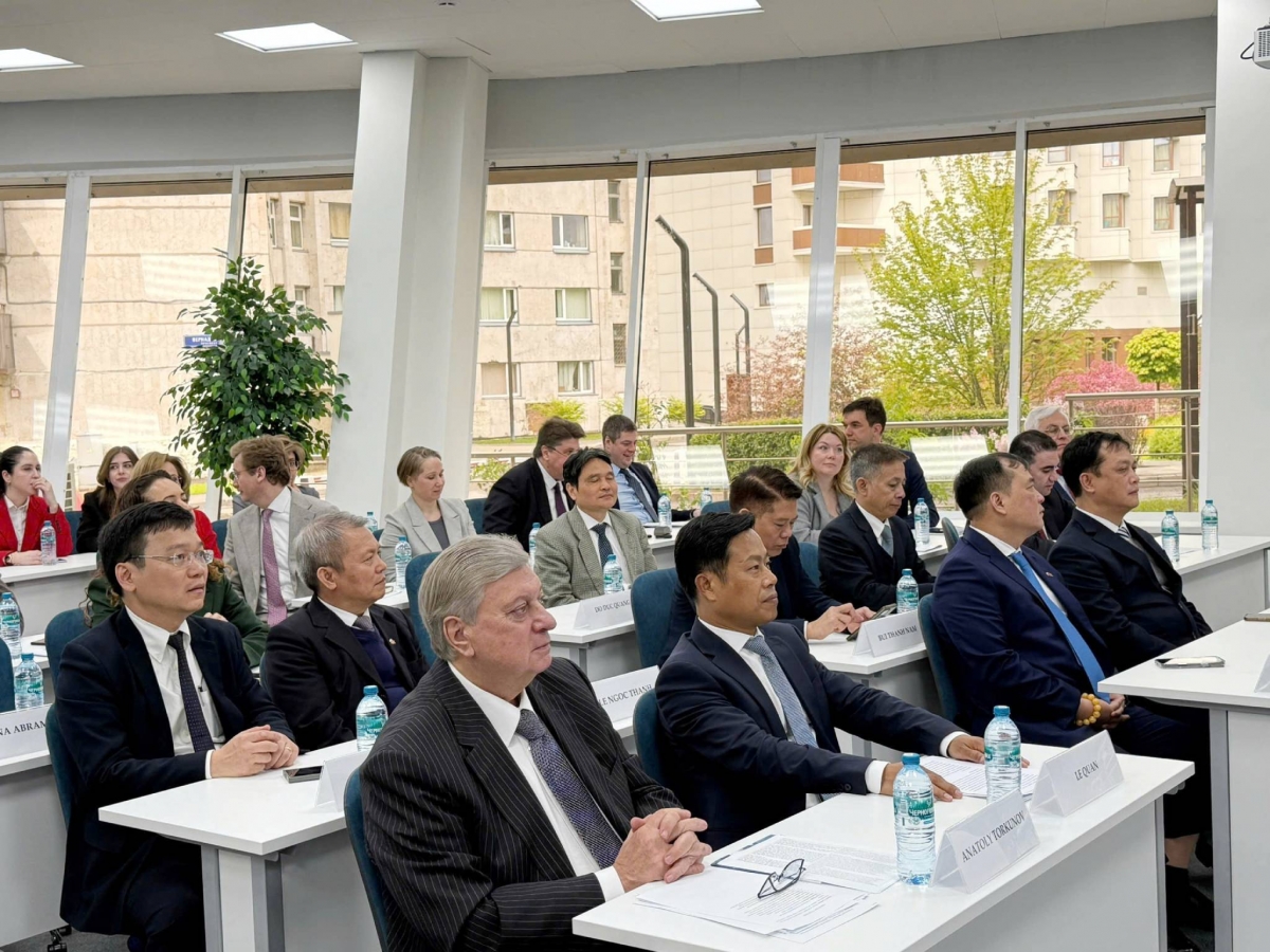 Giám đốc ĐHQGHN GS. Lê Quân và Giám đốc ĐHQG Quan hệ Quốc tế Moskva GS.VS. Anatoly Torkunov đồng chủ trì phiên khai mạc tại Moscow, Liên bang Nga.
