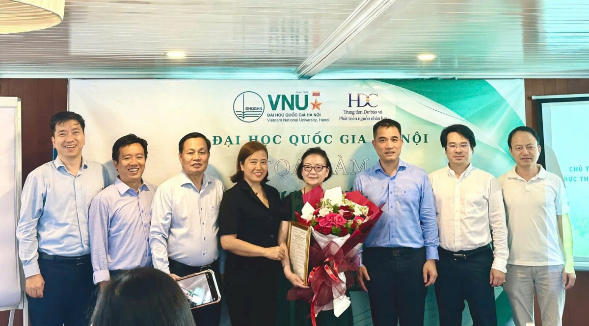 Lãnh đạo VNU tặng hoa chúc mừng tân Chủ tịch danh dự Viện Bán dẫn và Vật liệu tiên tiến ĐHQGHN (Ảnh VNU)