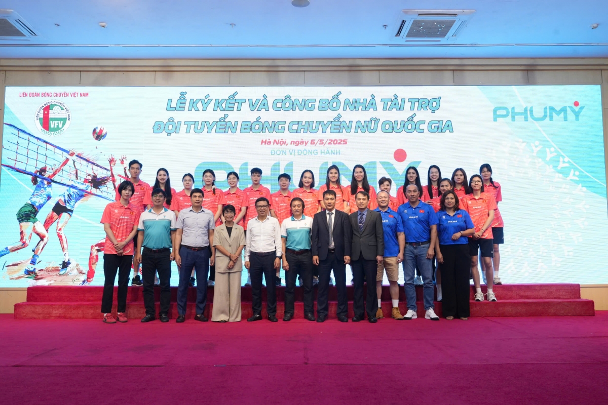 Tuyển bóng chuyền nữ quốc gia trong lễ ký kết tài trợ tại Hà Nội (ảnh: VFV)