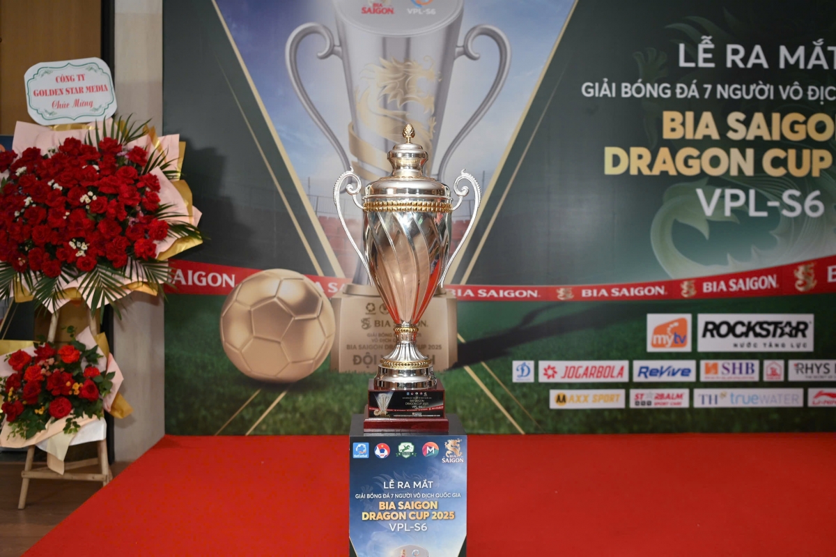 Cúp vô địch Giải bóng đá 7 người Vô địch Quốc gia Bia Saigon Dragon Cup 2025 (ảnh: Vietfootball)