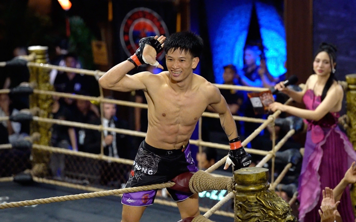 Bùi Trường Sinh ăn mừng sau khi hạ knockout Athchey Chanreach của Campuchia (ảnh: BTC)