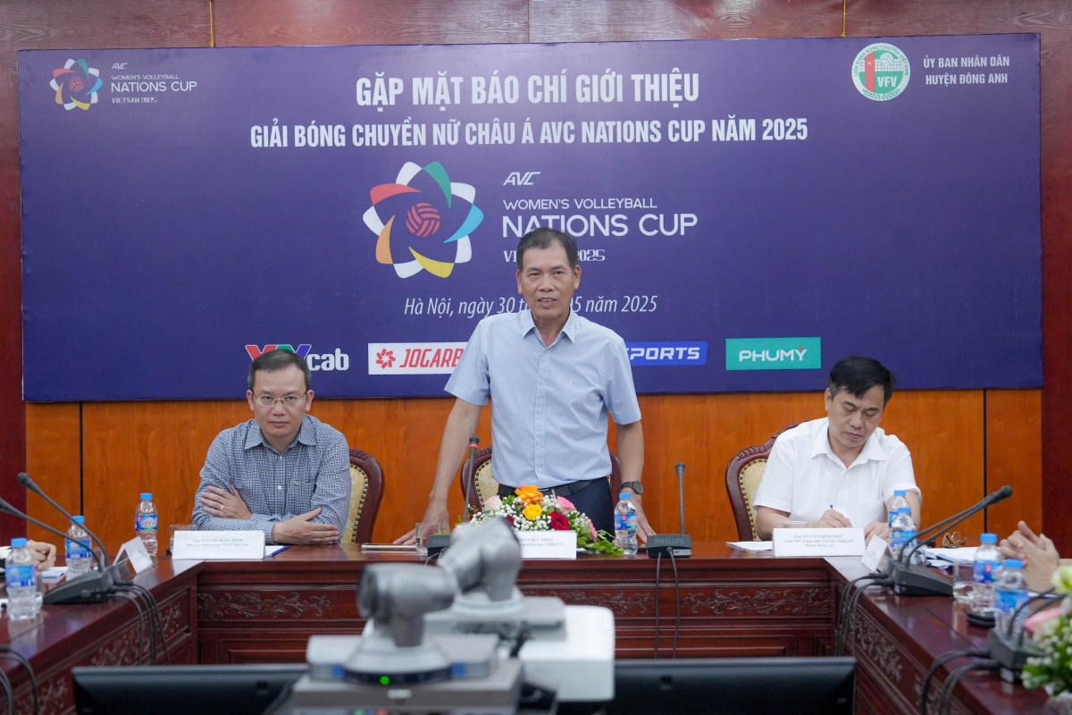 Ông Trần Đức Phấn - Phó Chủ tịch Liên đoàn bóng chuyền Việt Nam thông tin về giải đấu (ảnh: VFV)