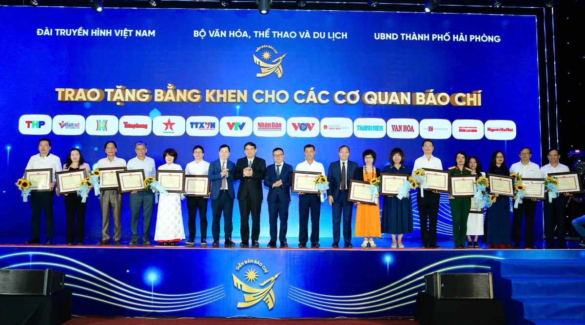 VOV2 cùng 14 cơ quan báo chí nhận Bằng khen của Bộ VHTTDL