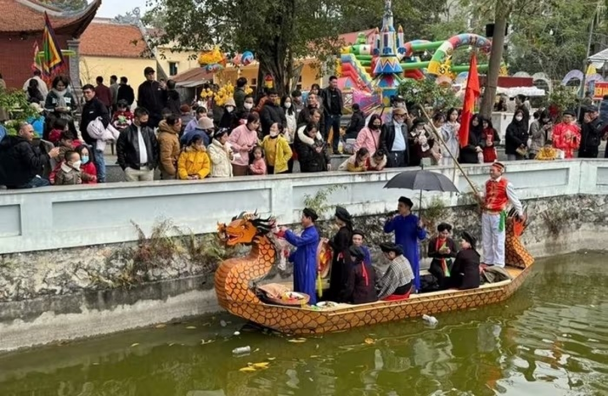 Dân ca quan họ Bắc Ninh là hình thức hát giao duyên giữa các liền anh, liền chị. Đây là một trong những nét văn hóa đặc sắc của Hội Lim. (Ảnh: Internet)