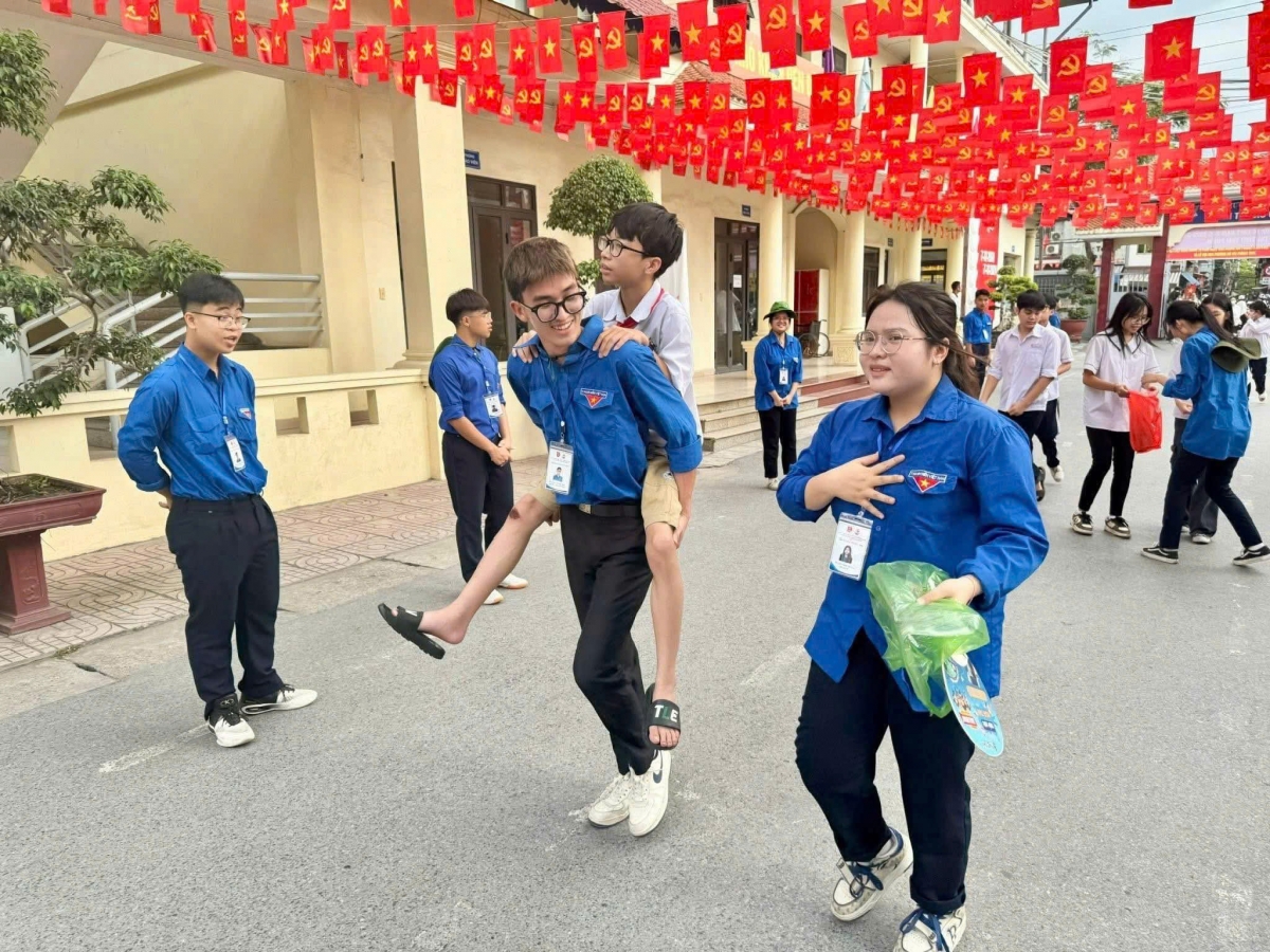 Thí sinh được tình nguyện viên hỗ trợ tại điểm thi