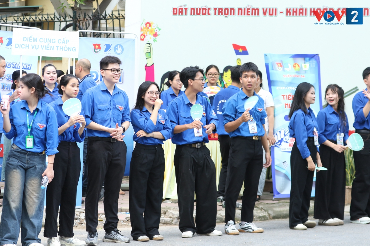 Tình nguyện viên đón sĩ tử tại điểm thi THPT Phan Huy Chú (Hà Nội).