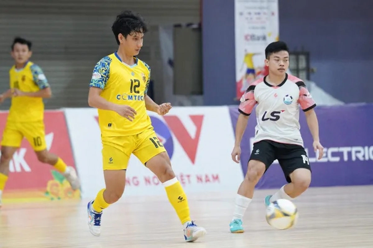 Tuyển thủ Lê Quốc Nam (13, áo vàng) tỏa sáng ở vòng cuối cùng tại giải Futsal HDBank VĐQG 2025. ẢNH: ANH TRẦN