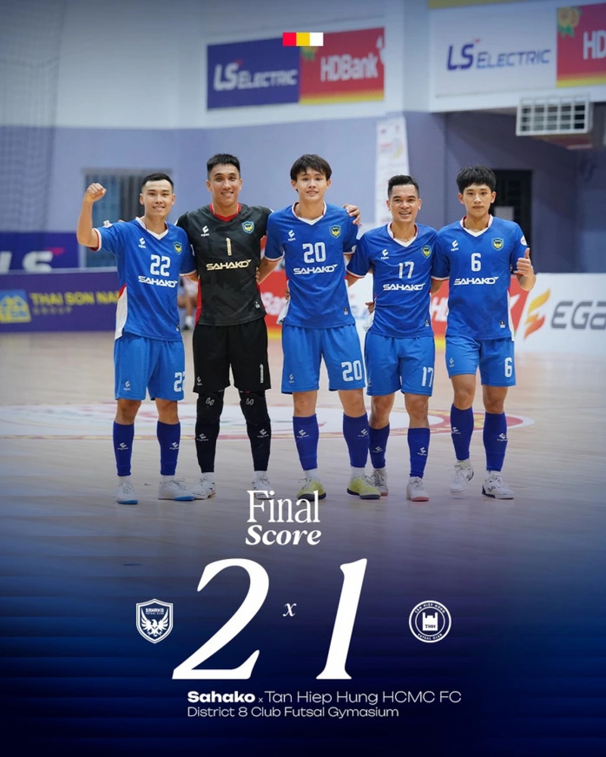 TM Mai Xuân Hiệp (1, áo đen) cùng các đồng đội Sahako (áo xanh) ăn mừng chiến thắng 2-1 trước Tân Hiệp Hưng.TPHCM. (ảnh: VFF)