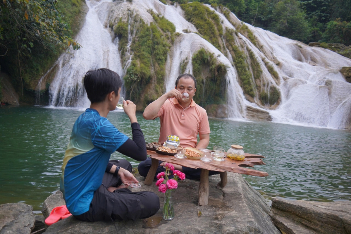Du khách tự do thư giãn, thưởng trà rừng tại Thác Bản Ba. (Ảnh: Tạ Thanh Sang)