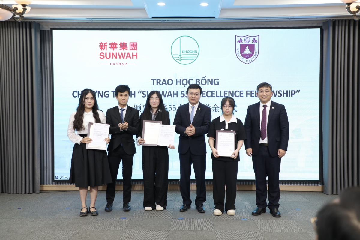 Tập đoàn Sunwah đã tuyển chọn và trao 03 suất học bổng cho sinh viên Việt Nam theo học bậc Thạc sĩ và Đại học tại ĐH Nam Kinh
