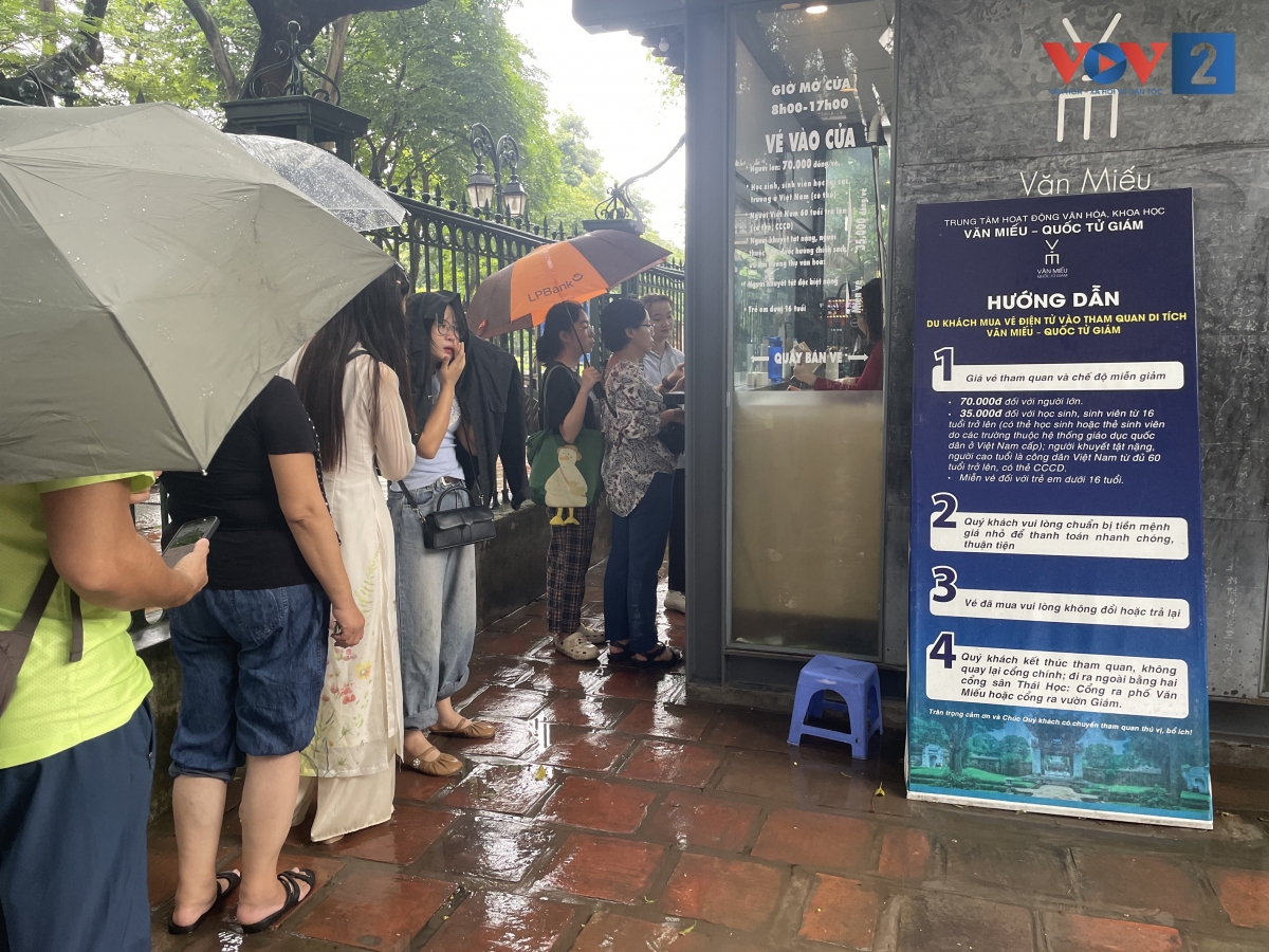 Dù trời mưa, nhiều học sinh cùng phụ huynh có mặt từ sớm tại Văn Miếu Quốc Tử Giám để cầu may mắn, mong "vượt vũ môn" trong kỳ thi tới.