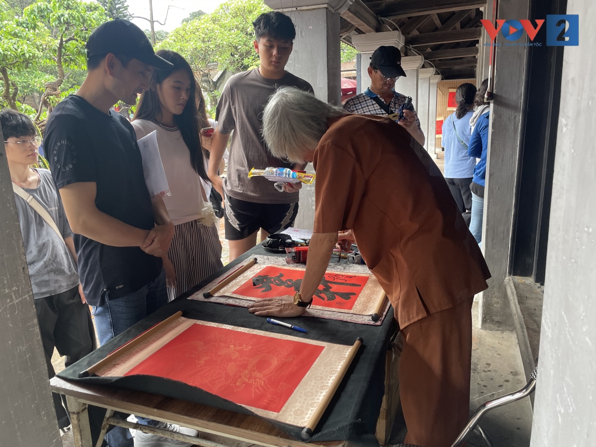 Sau khi cầu may, các sĩ tử tìm đến các thầy đồ để xin chữ. Phần đa sĩ tử xin các chữ "Đỗ", "Đạt", "Đăng khoa"...