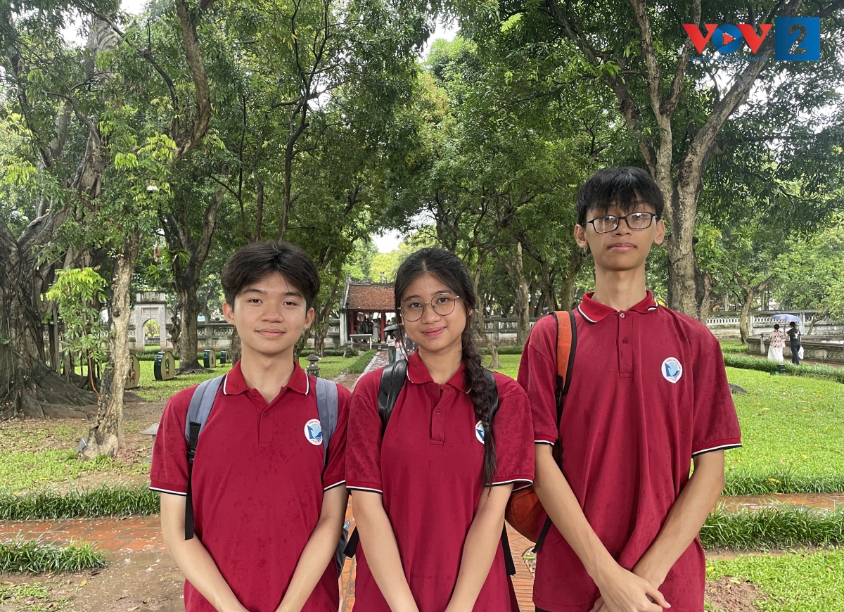 Nhóm bạn Nguyễn Thành An ở trường THPT Xuân Đỉnh (Bắc Từ Liêm, Hà Nội) đến dâng hương tại Văn Miếu để cầu mong thi tốt, đỗ đúng nguyện vọng.