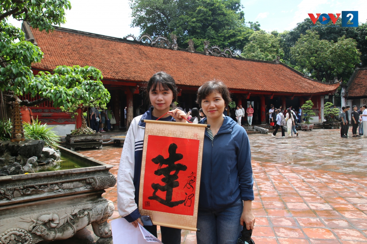 Em Trần Bảo Trang, Trường Trường Cao đẳng nghề Công nghiệp Hà Nội, cho biết: "Kỳ thi năm nay dù đã chuẩn bị và ôn kỹ nhưng vẫn hồi hộp. Để bớt lo lắng, hôm nay em cùng mẹ đến Văn Miếu Quốc Tử Giám xin chữ “Đỗ Đạt”, cầu may mắn và trí tuệ, tự tin bước qua kỳ thi".
