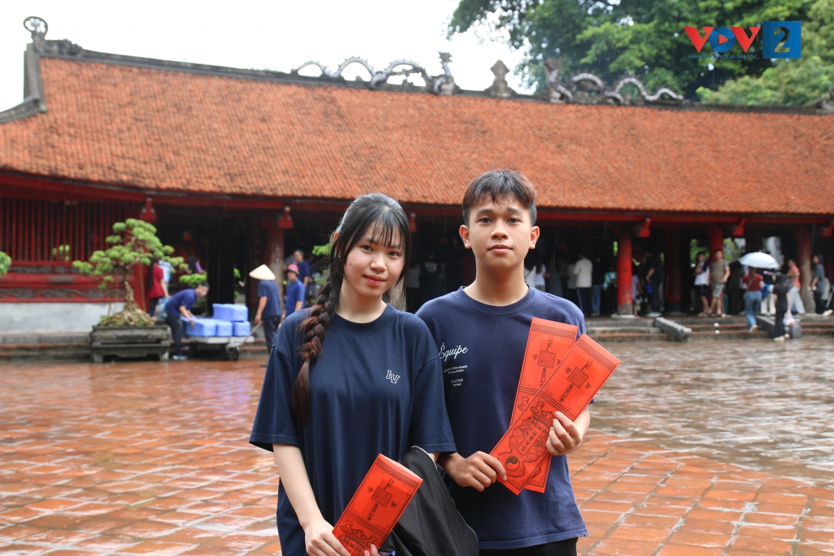 Bạn Ngô Đại Thắng và Mạc Mai Anh ở Trường THPT Từ Sơn (Bắc Ninh) đến ghi sớ, cùng những lời cầu mong cho sự may mắn, thuận lợi trong kỳ thi tốt nghiệp.