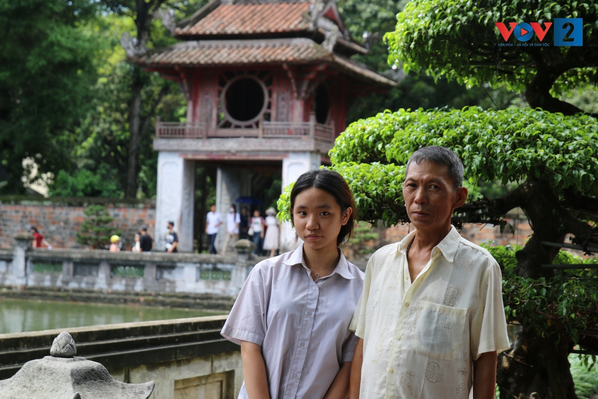 2 bố con em Nguyễn Hương Giang ở Trường THPT Khương Đình (Thanh Xuân, Hà Nội) đến cầu may mắn, thuận lợi trong kỳ thi.