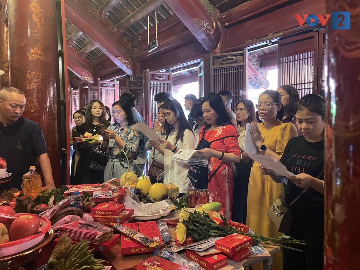 Các phụ huynh cầu cho con em mình vững vàng trong kỳ thi tốt nghiệp THPT 2025.