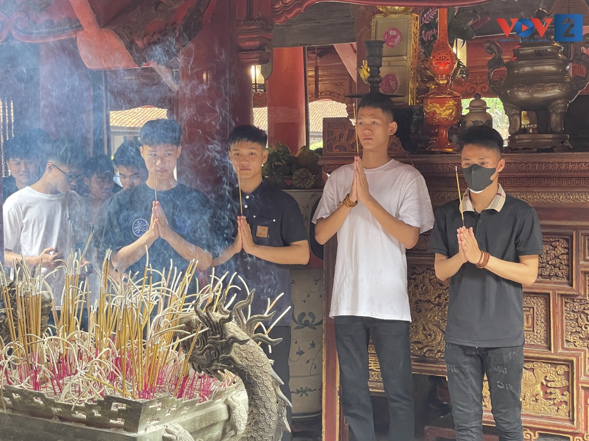 Những nén hương được sĩ tử dâng lên trước bàn thờ Khổng Tử và thầy Chu Văn An, cầu nguyện các bậc hiền triết tiếp thêm tinh thần để vượt qua kỳ thi sắp tới.