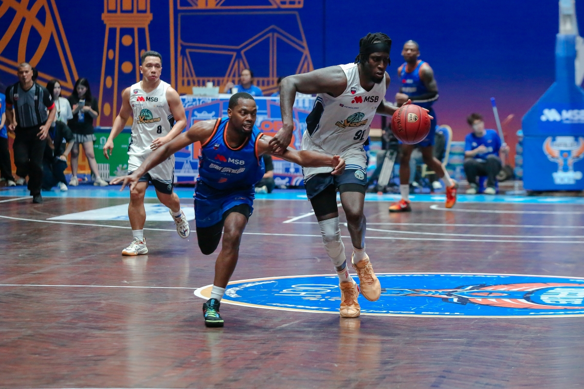 Alioune Tew (trắng) và các đồng đội chưa thể tạo nên bất ngờ trước Hanoi Buffaloes (ảnh: VBA)