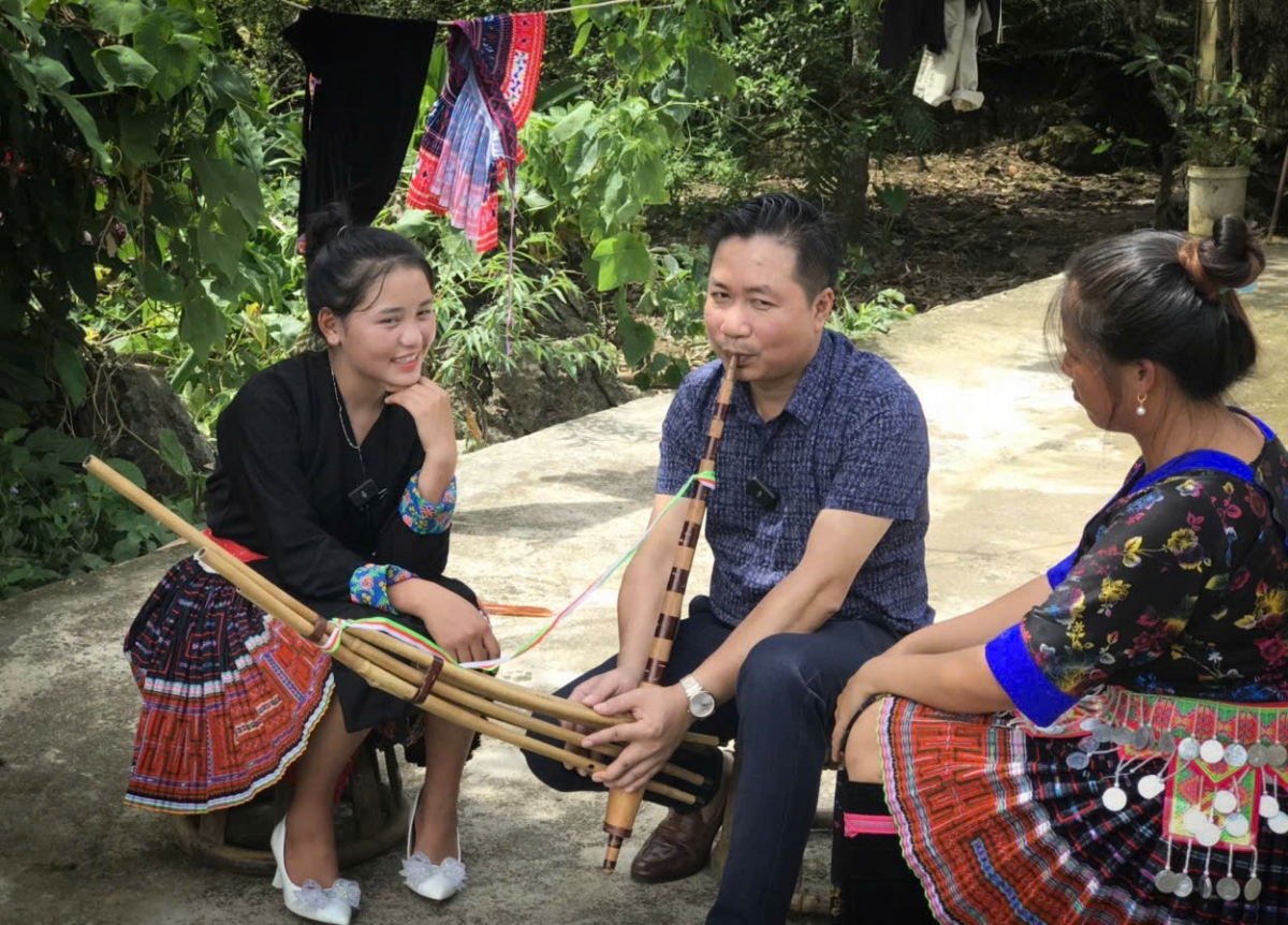 Nghệ sỹ ưu tú, nhạc sỹ Lê Minh Cừ giao lưu với các cô gái Mông
Ảnh: Nhân vật cung cấp