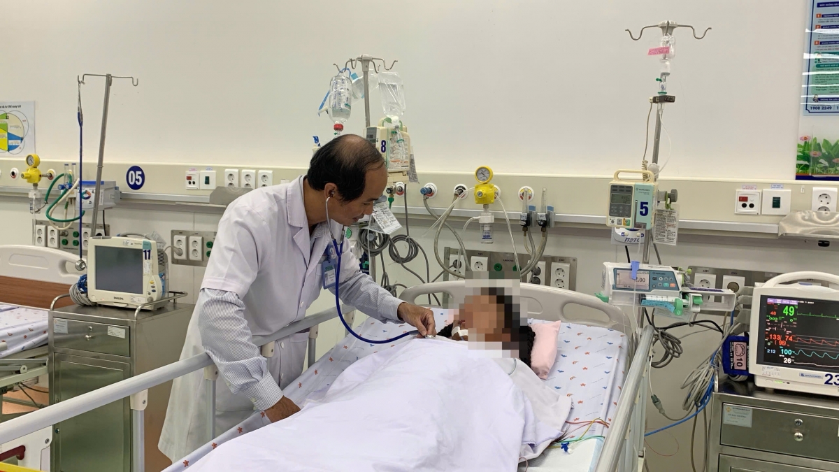 Bệnh nhi bị sốc sốt xuất huyết nặng phải truyền 10 lít máu. Ảnh: BSCC