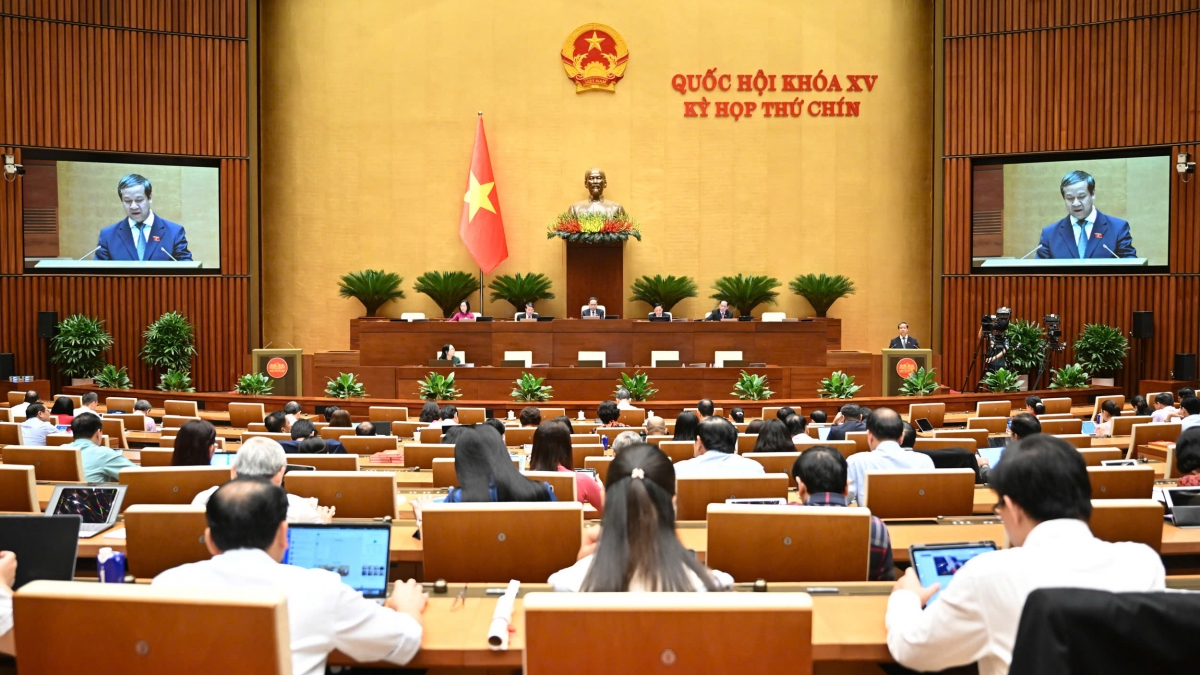 Bộ trưởng Bộ Giáo dục Nguyễn Kim Sơn trình bày Báo cáo iếp thu, giải trình ý kiến của đại biểu Quốc hội về Dự thảo 2 Nghị quyết. Ảnh: quochoi.vn