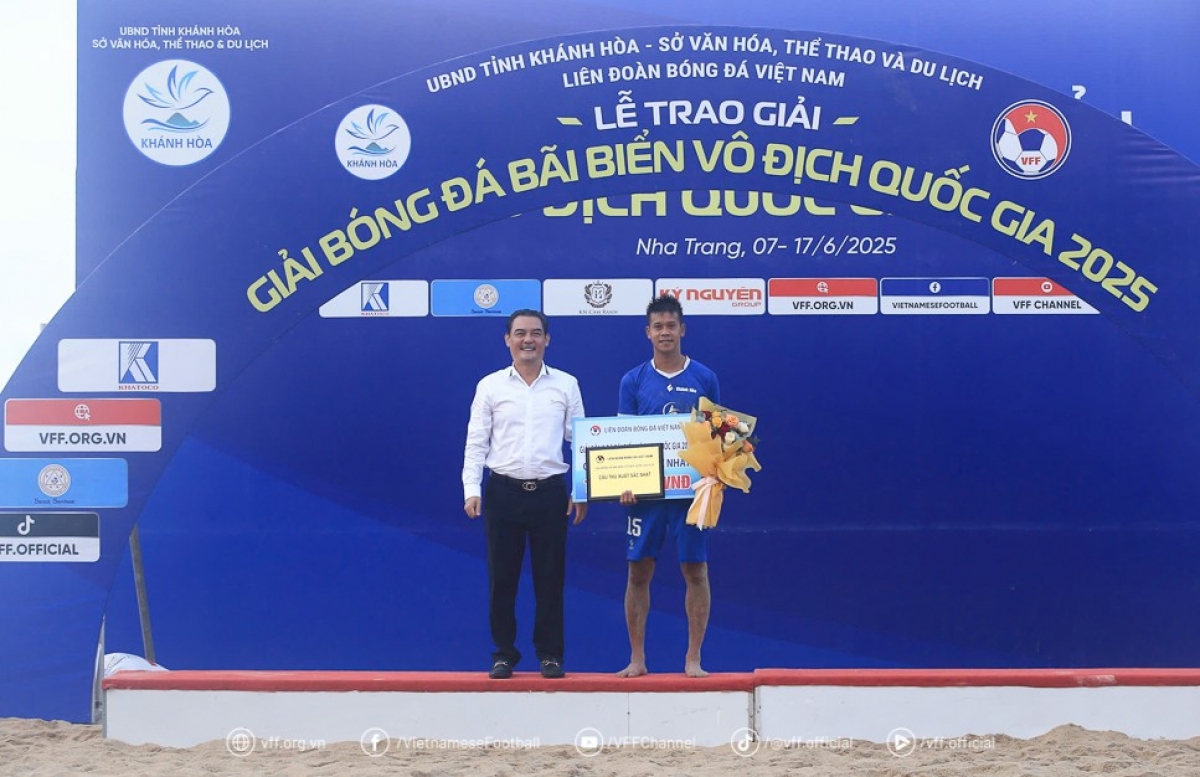 Ông Nguyễn Quốc Hội – Ủy viên thường trực BCH LĐBĐVN đã dự khán trận đấu và tham gia trao các giải thưởng cho các đội bóng, cá nhân đoạt giải (Ảnh: VFF)